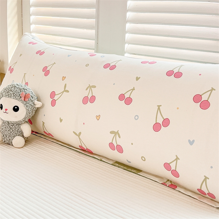 91家纺网 家纺一手货源 找家纺 麦田家纺 2025新款全棉印花12868长枕 美味樱桃