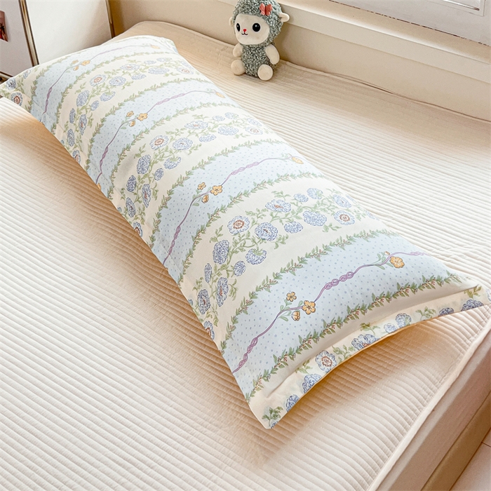 91家纺网 家纺一手货源 找家纺 麦田家纺 2025新款全棉印花12868长枕 花涧