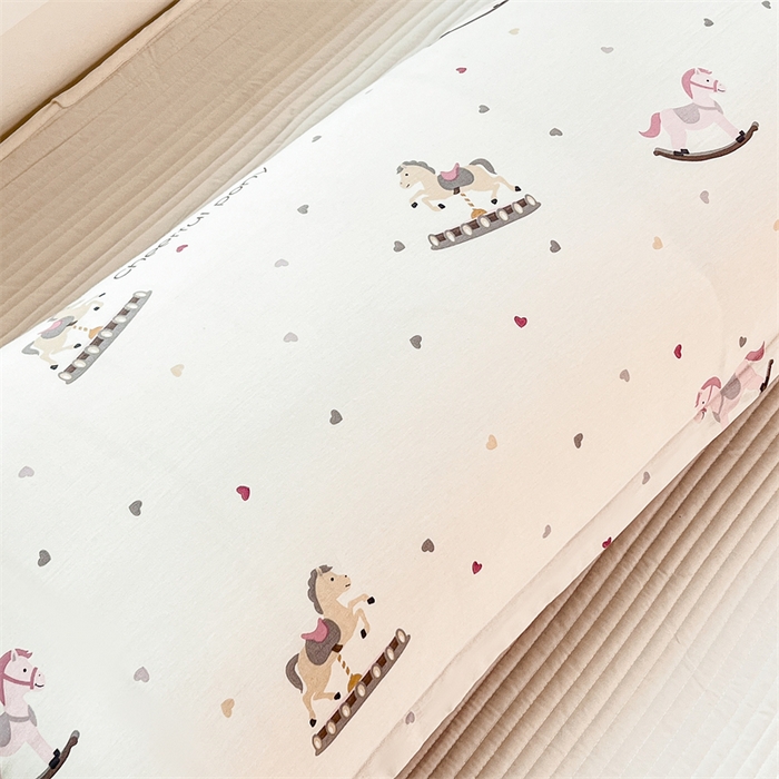 91家纺网 家纺一手货源 找家纺 麦田家纺 2025新款全棉印花12868长枕 爱心木马