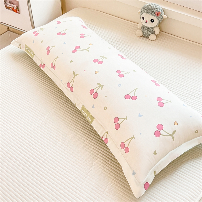 91家纺网 家纺一手货源 找家纺 麦田家纺 2025新款全棉印花12868长枕 美味樱桃