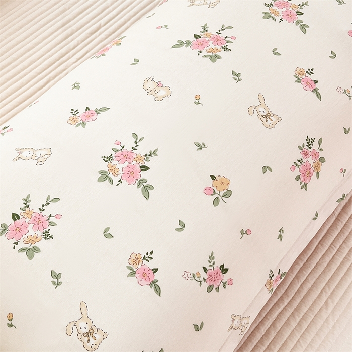 91家纺网 家纺一手货源 找家纺 麦田家纺 2025新款全棉印花12868长枕 花园小兔