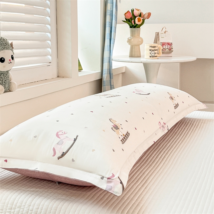 91家纺网 家纺一手货源 找家纺 麦田家纺 2025新款全棉印花12868长枕 爱心木马