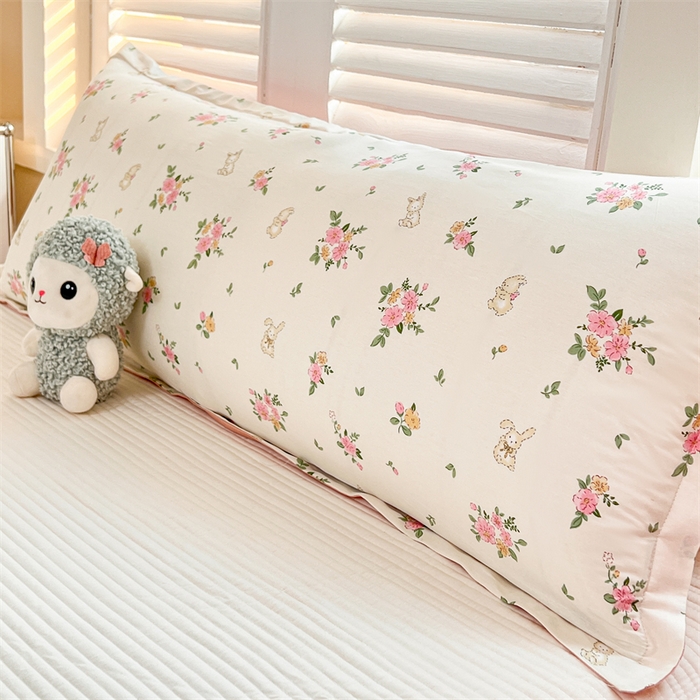 91家纺网 家纺一手货源 找家纺 麦田家纺 2025新款全棉印花12868长枕 花园小兔