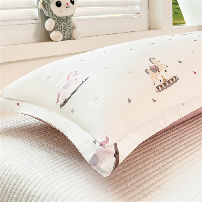 91家纺网 家纺一手货源 找家纺 麦田家纺 2025新款全棉印花12868长枕 爱心木马