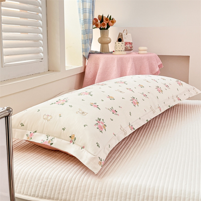 91家纺网 家纺一手货源 找家纺 麦田家纺 2025新款全棉印花12868长枕 花园小兔