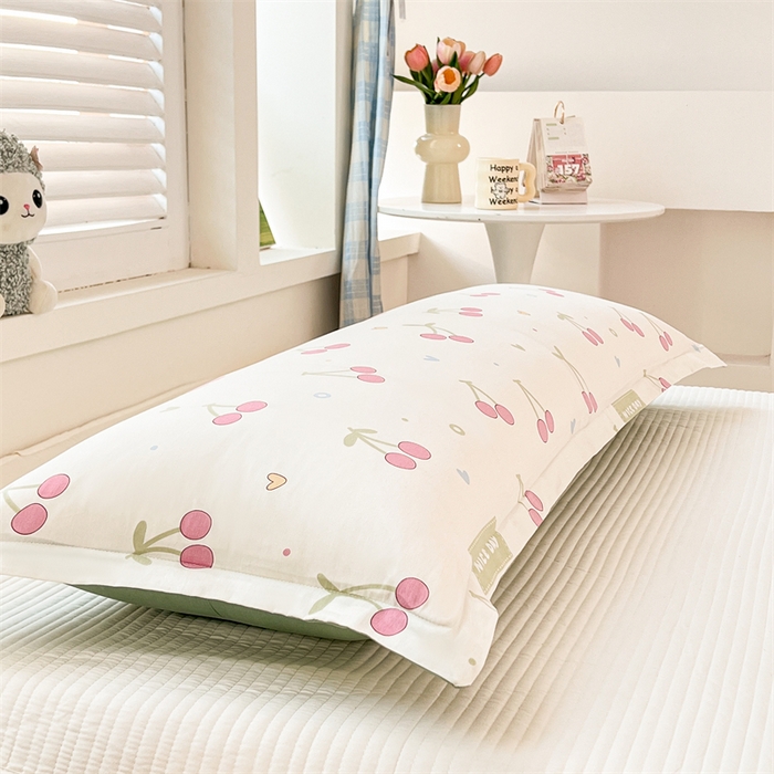 91家纺网 家纺一手货源 找家纺 麦田家纺 2025新款全棉印花12868长枕 美味樱桃