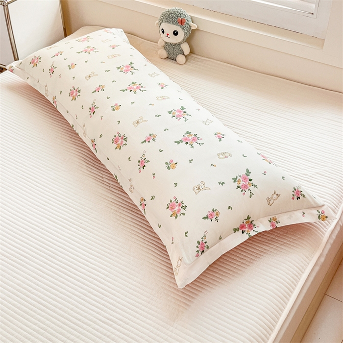 91家纺网 家纺一手货源 找家纺 麦田家纺 2025新款全棉印花12868长枕 花园小兔