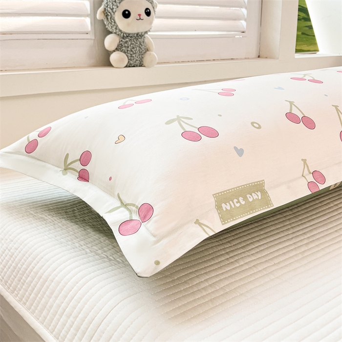 91家纺网 家纺一手货源 找家纺 麦田家纺 2025新款全棉印花12868长枕 美味樱桃