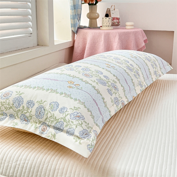 91家纺网 家纺一手货源 找家纺 麦田家纺 2025新款全棉印花12868长枕 花涧