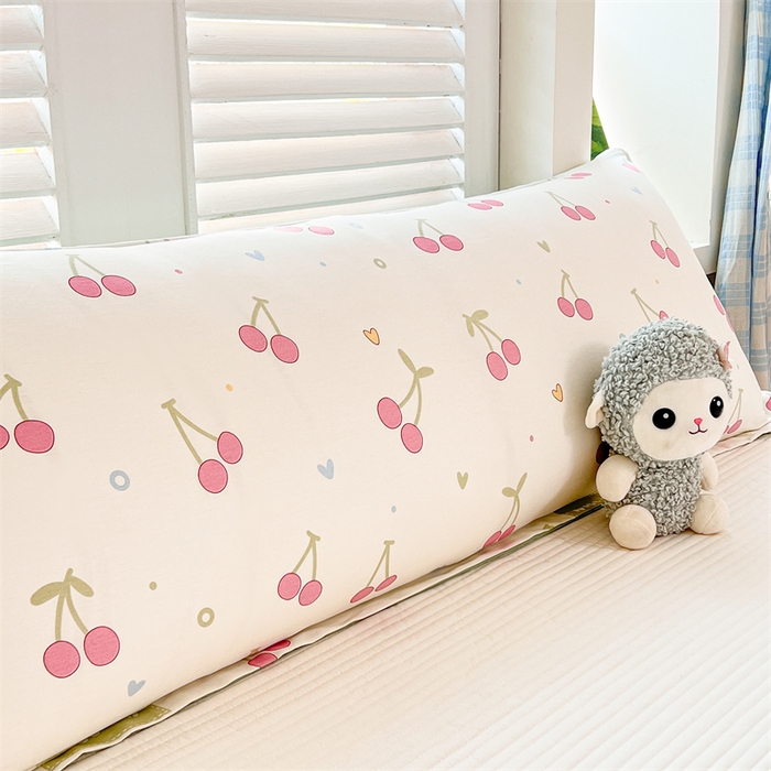 91家纺网 家纺一手货源 找家纺 麦田家纺 2025新款全棉印花12868长枕 美味樱桃