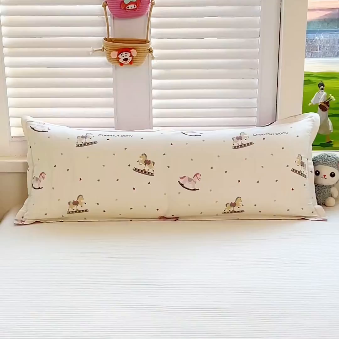 91家纺网 家纺一手货源 找家纺 麦田家纺 2025新款全棉印花12868长枕 爱心木马