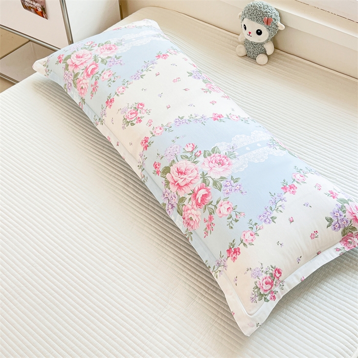 91家纺网 家纺一手货源 找家纺 麦田家纺 2025新款全棉印花12868长枕 淡香花语