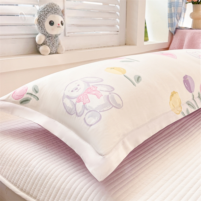 91家纺网 家纺一手货源 找家纺 麦田家纺 2025新款全棉印花12868长枕 悠悠花园