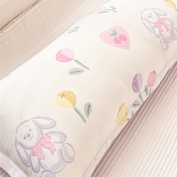 91家纺网 家纺一手货源 找家纺 麦田家纺 2025新款全棉印花12868长枕 悠悠花园