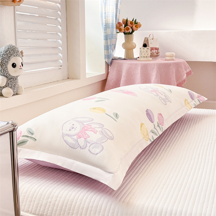 91家纺网 家纺一手货源 找家纺 麦田家纺 2025新款全棉印花12868长枕 悠悠花园