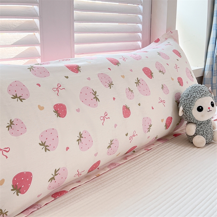 91家纺网 家纺一手货源 找家纺 麦田家纺 2025新款全棉印花12868长枕 草莓庄园