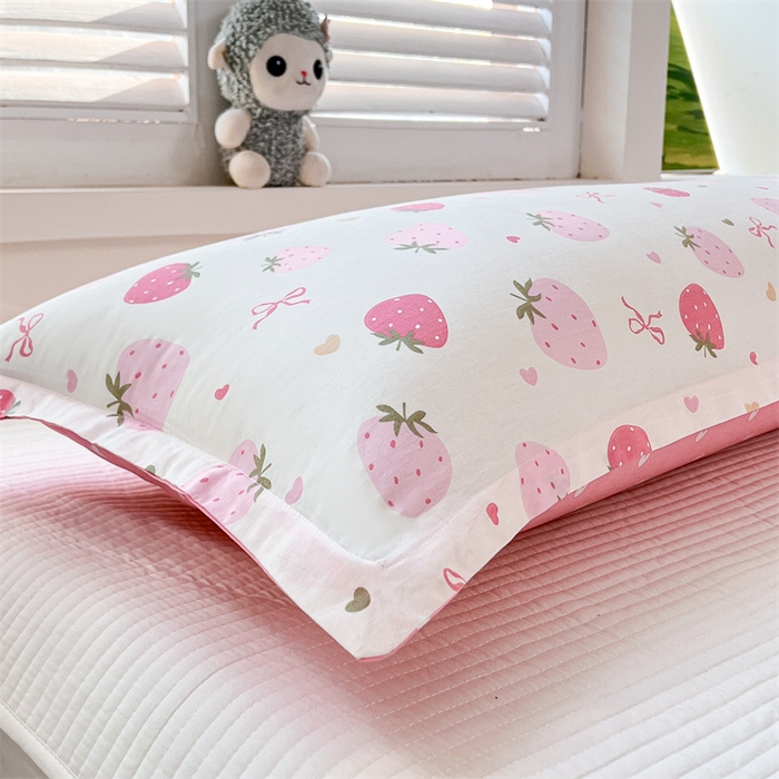 91家纺网 家纺一手货源 找家纺 麦田家纺 2025新款全棉印花12868长枕 草莓庄园