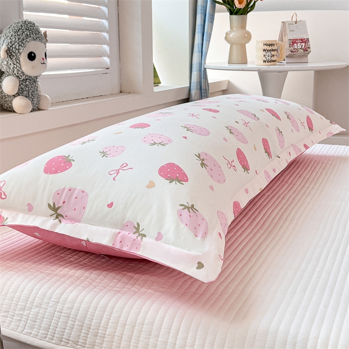 91家纺网 家纺一手货源 找家纺 麦田家纺 2025新款全棉印花12868长枕 草莓庄园