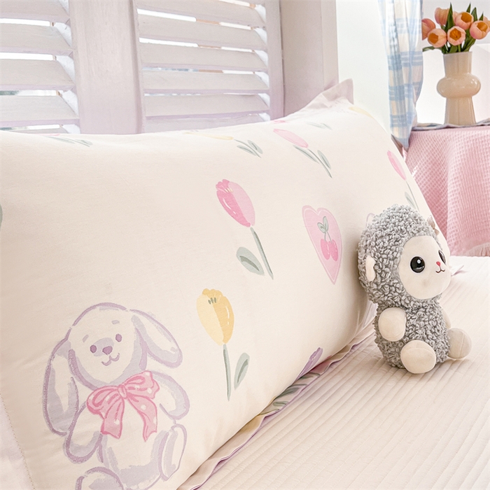 91家纺网 家纺一手货源 找家纺 麦田家纺 2025新款全棉印花12868长枕 悠悠花园