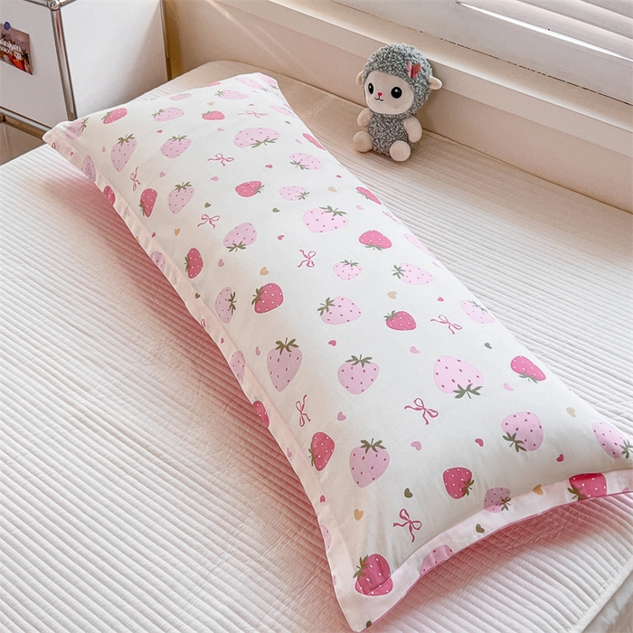 91家纺网 家纺一手货源 找家纺 麦田家纺 2025新款全棉印花12868长枕 草莓庄园