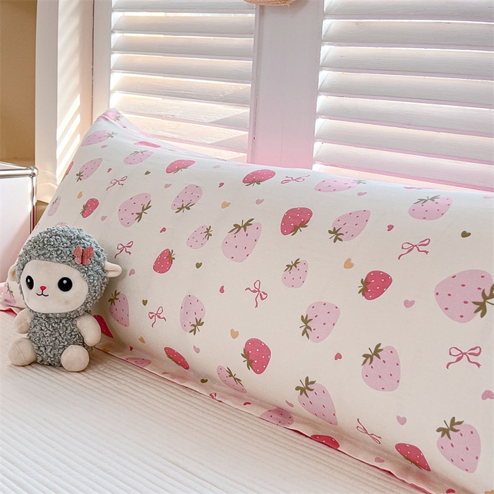 91家纺网 家纺一手货源 找家纺 麦田家纺 2025新款全棉印花12868长枕 草莓庄园