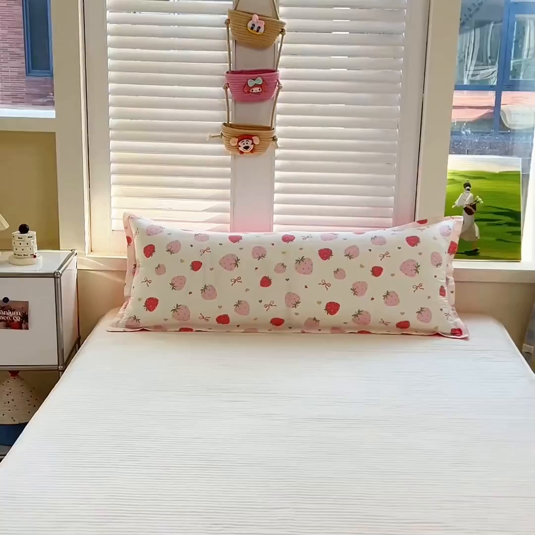 91家纺网 家纺一手货源 找家纺 麦田家纺 2025新款全棉印花12868长枕 草莓庄园