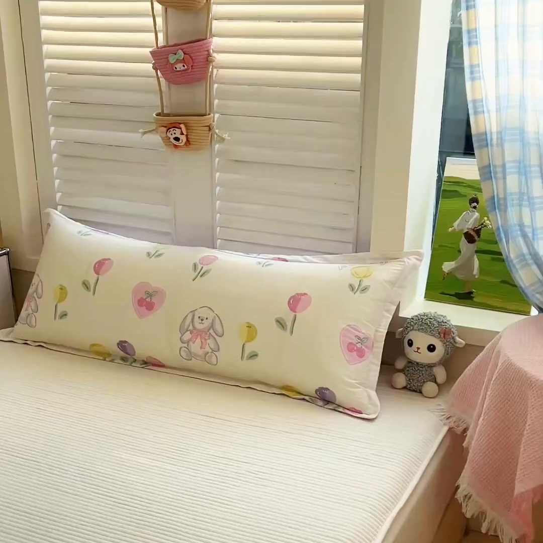 91家纺网 家纺一手货源 找家纺 麦田家纺 2025新款全棉印花12868长枕 悠悠花园