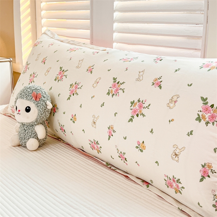 91家纺网 家纺一手货源 找家纺 麦田家纺 2025新款全棉印花12868长枕 花园小兔