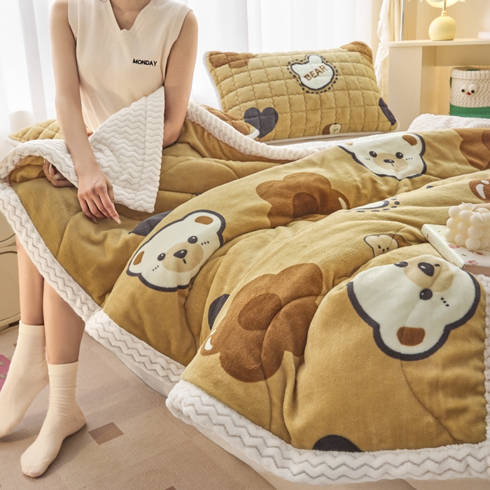 91家纺网 家纺一手货源 找家纺 （总）莉莉安家纺 2025秋冬新款加厚三层夹棉牛奶绒贝贝绒毯冬季保暖盖毯复合毛毯