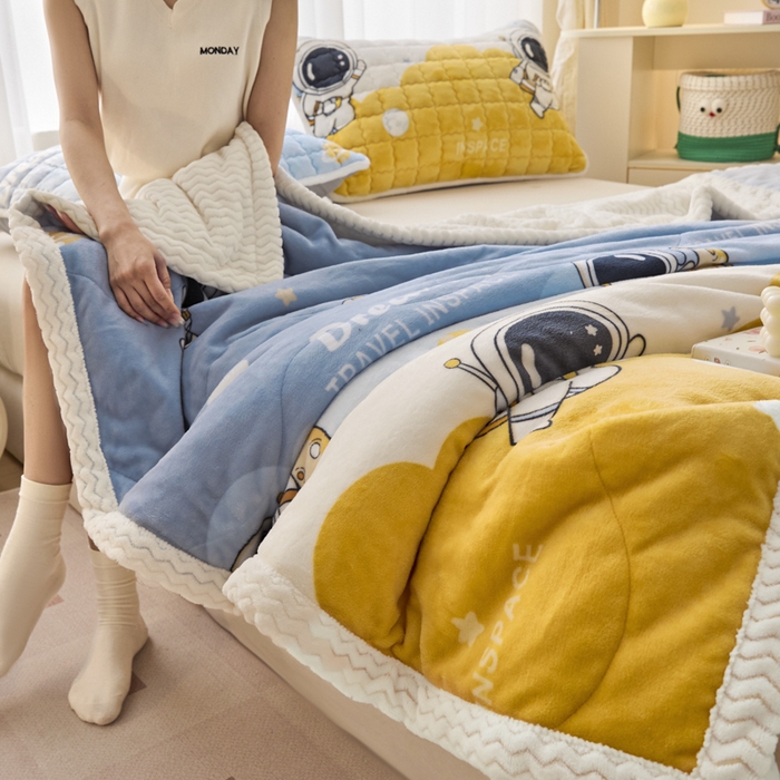 莉莉安家纺 2025秋冬新款加厚三层夹棉牛奶绒贝贝绒毯冬季保暖盖毯复合毛毯 宇航员