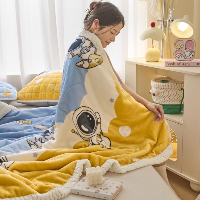 91家纺网 家纺一手货源 找家纺 莉莉安家纺 2025秋冬新款加厚三层夹棉牛奶绒贝贝绒毯冬季保暖盖毯复合毛毯 宇航员