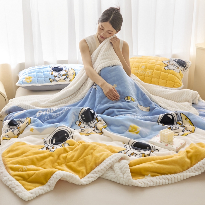 91家纺网 家纺一手货源 找家纺 莉莉安家纺 2025秋冬新款加厚三层夹棉牛奶绒贝贝绒毯冬季保暖盖毯复合毛毯 宇航员