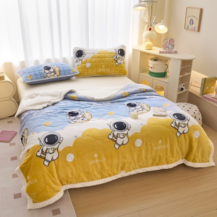 91家纺网 家纺一手货源 找家纺 莉莉安家纺 2025秋冬新款加厚三层夹棉牛奶绒贝贝绒毯冬季保暖盖毯复合毛毯 宇航员