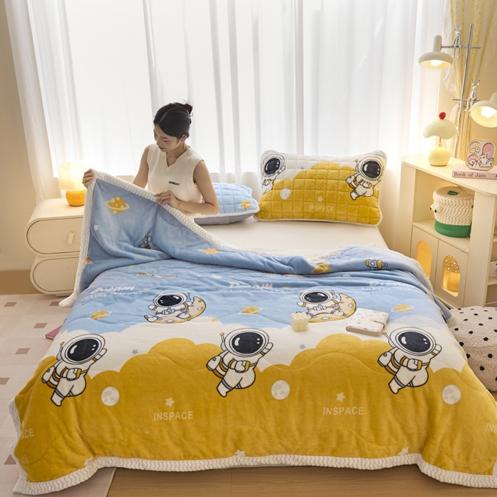 91家纺网 家纺一手货源 找家纺 莉莉安家纺 2025秋冬新款加厚三层夹棉牛奶绒贝贝绒毯冬季保暖盖毯复合毛毯 宇航员