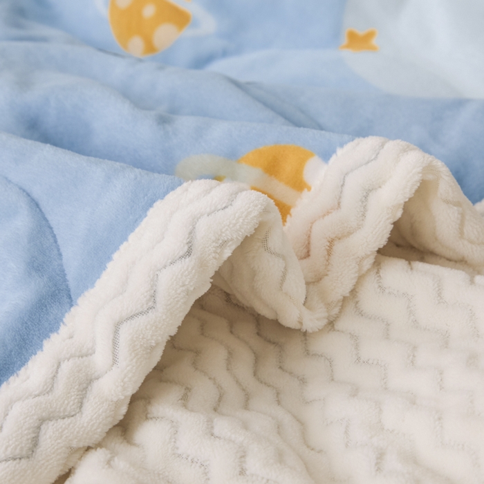 91家纺网 家纺一手货源 找家纺 莉莉安家纺 2025秋冬新款加厚三层夹棉牛奶绒贝贝绒毯冬季保暖盖毯复合毛毯 宇航员