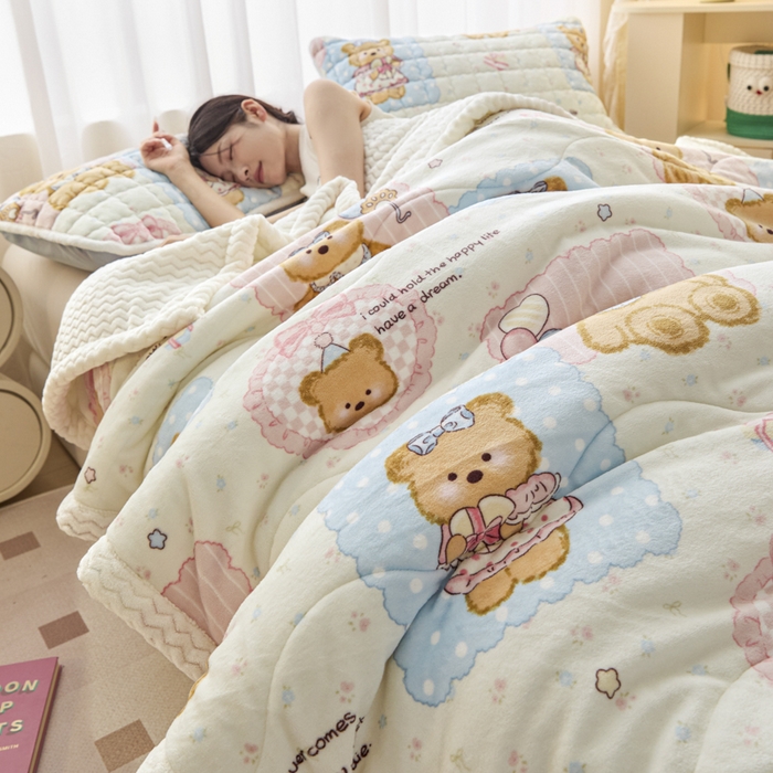 91家纺网 家纺一手货源 找家纺 莉莉安家纺 2025秋冬新款加厚三层夹棉牛奶绒贝贝绒毯冬季保暖盖毯复合毛毯 熊熊玩偶