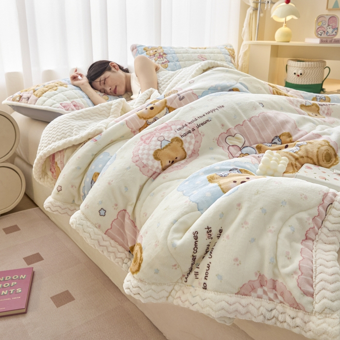 91家纺网 家纺一手货源 找家纺 莉莉安家纺 2025秋冬新款加厚三层夹棉牛奶绒贝贝绒毯冬季保暖盖毯复合毛毯 熊熊玩偶