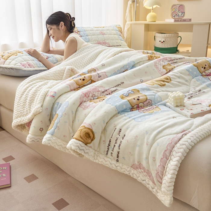 91家纺网 家纺一手货源 找家纺 莉莉安家纺 2025秋冬新款加厚三层夹棉牛奶绒贝贝绒毯冬季保暖盖毯复合毛毯 熊熊玩偶