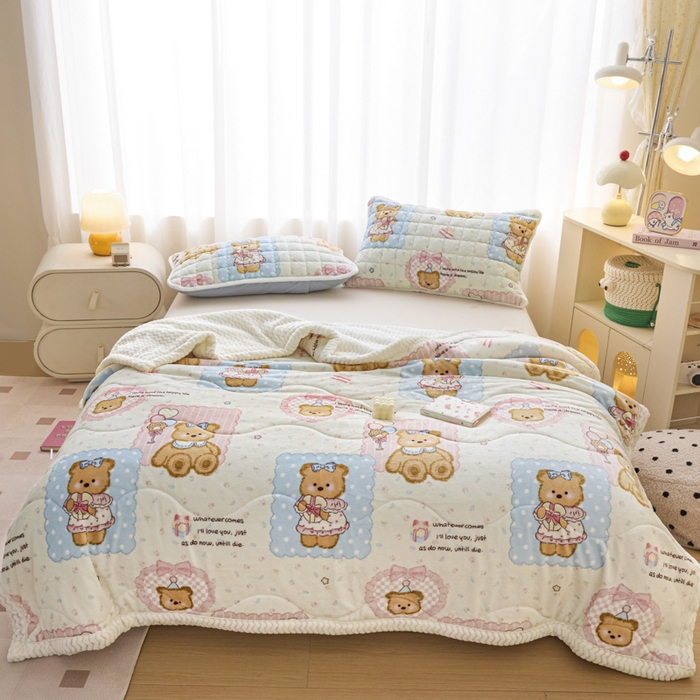 91家纺网 家纺一手货源 找家纺 莉莉安家纺 2025秋冬新款加厚三层夹棉牛奶绒贝贝绒毯冬季保暖盖毯复合毛毯 熊熊玩偶