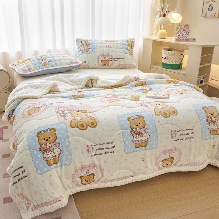 91家纺网 家纺一手货源 找家纺 莉莉安家纺 2025秋冬新款加厚三层夹棉牛奶绒贝贝绒毯冬季保暖盖毯复合毛毯 熊熊玩偶