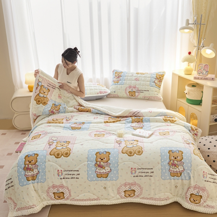 91家纺网 家纺一手货源 找家纺 莉莉安家纺 2025秋冬新款加厚三层夹棉牛奶绒贝贝绒毯冬季保暖盖毯复合毛毯 熊熊玩偶