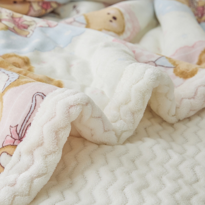 91家纺网 家纺一手货源 找家纺 莉莉安家纺 2025秋冬新款加厚三层夹棉牛奶绒贝贝绒毯冬季保暖盖毯复合毛毯 熊熊玩偶