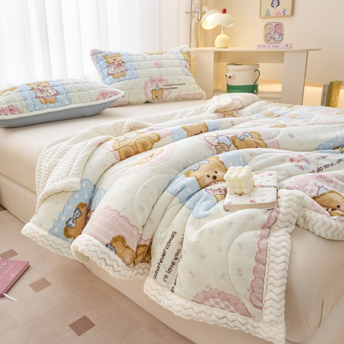 91家纺网 家纺一手货源 找家纺 莉莉安家纺 2025秋冬新款加厚三层夹棉牛奶绒贝贝绒毯冬季保暖盖毯复合毛毯 熊熊玩偶