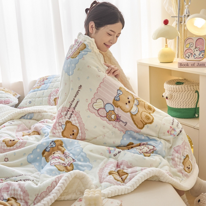 91家纺网 家纺一手货源 找家纺 莉莉安家纺 2025秋冬新款加厚三层夹棉牛奶绒贝贝绒毯冬季保暖盖毯复合毛毯 熊熊玩偶