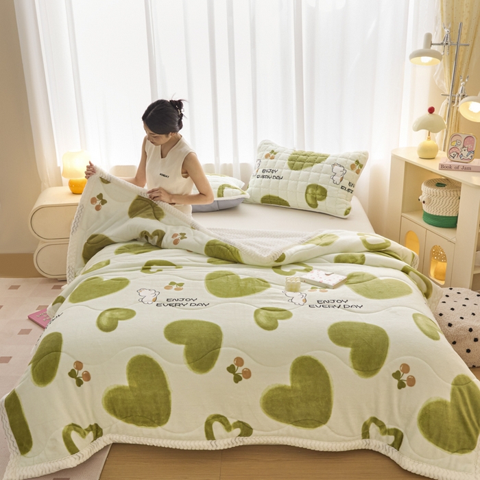 91家纺网 家纺一手货源 找家纺 莉莉安家纺 2025秋冬新款加厚三层夹棉牛奶绒贝贝绒毯冬季保暖盖毯复合毛毯 爱恋生活