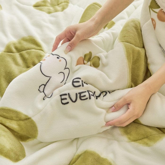 91家纺网 家纺一手货源 找家纺 莉莉安家纺 2025秋冬新款加厚三层夹棉牛奶绒贝贝绒毯冬季保暖盖毯复合毛毯 爱恋生活