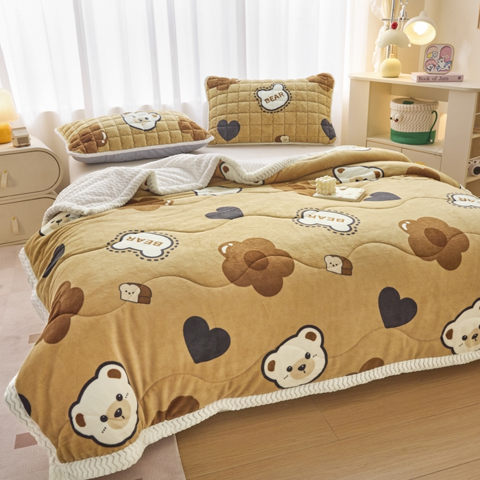 91家纺网 家纺一手货源 找家纺 莉莉安家纺 2025秋冬新款加厚三层夹棉牛奶绒贝贝绒毯冬季保暖盖毯复合毛毯 爱心小熊