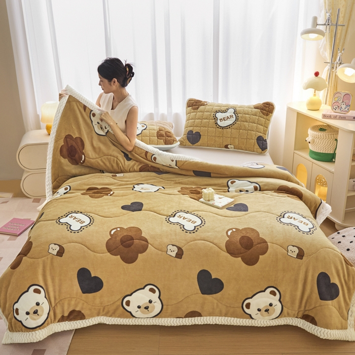 91家纺网 家纺一手货源 找家纺 莉莉安家纺 2025秋冬新款加厚三层夹棉牛奶绒贝贝绒毯冬季保暖盖毯复合毛毯 爱心小熊