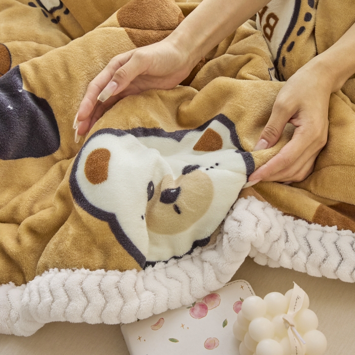 91家纺网 家纺一手货源 找家纺 莉莉安家纺 2025秋冬新款加厚三层夹棉牛奶绒贝贝绒毯冬季保暖盖毯复合毛毯 爱心小熊