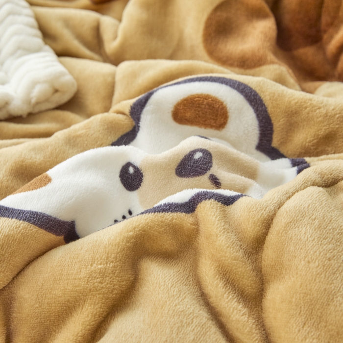 91家纺网 家纺一手货源 找家纺 莉莉安家纺 2025秋冬新款加厚三层夹棉牛奶绒贝贝绒毯冬季保暖盖毯复合毛毯 爱心小熊